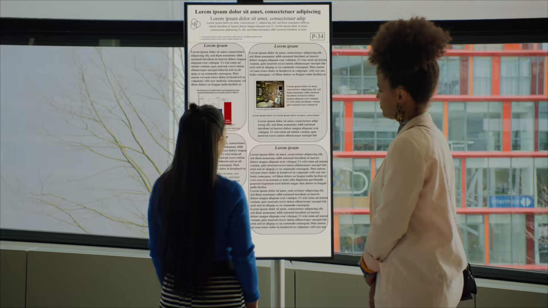 Attendees looking at an ePosterscreen in fullscreen mode